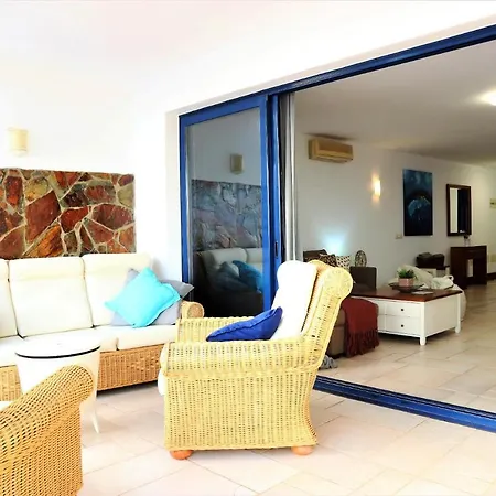 Villa In Sleeps 6 With Pool And Air Con *