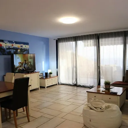 Villa In Sleeps 6 With Pool And Air Con