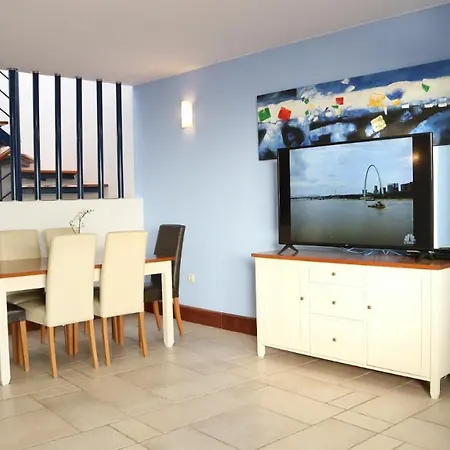 Villa In Sleeps 6 With Pool And Air Con