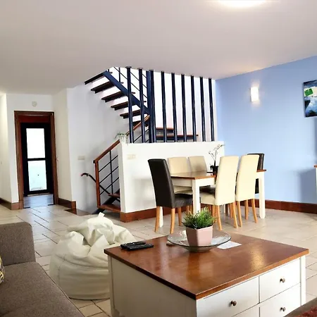 Villa In Sleeps 6 With Pool And Air Con *