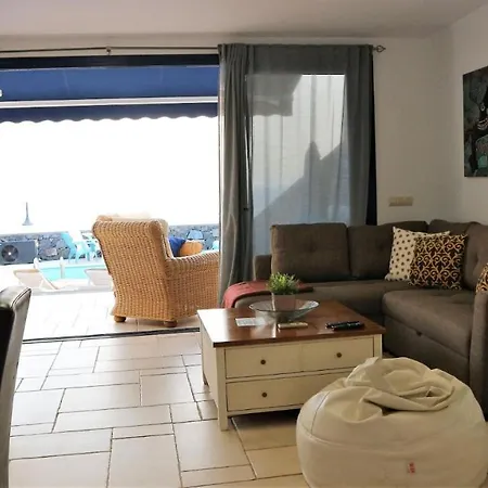 Villa In Sleeps 6 With Pool And Air Con
