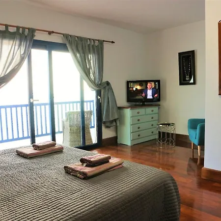 Villa In Sleeps 6 With Pool And Air Con *