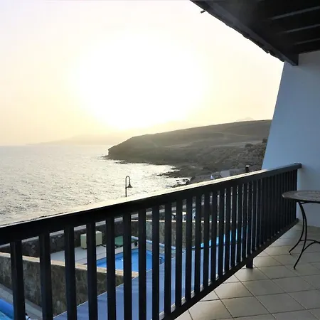 Villa In Sleeps 6 With Pool And Air Con *