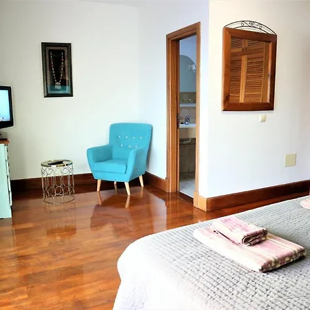 In Sleeps 6 With Pool And Air Con